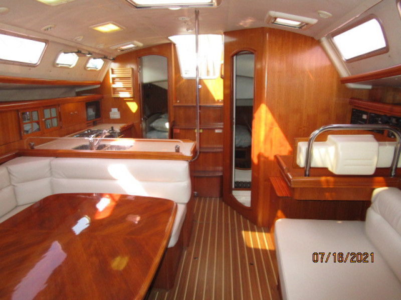 38' Marlow-Hunter salon aft