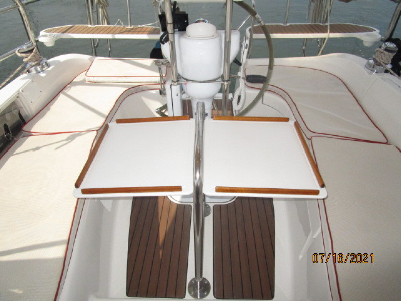 38' Marlow-Hunter cockpit table2