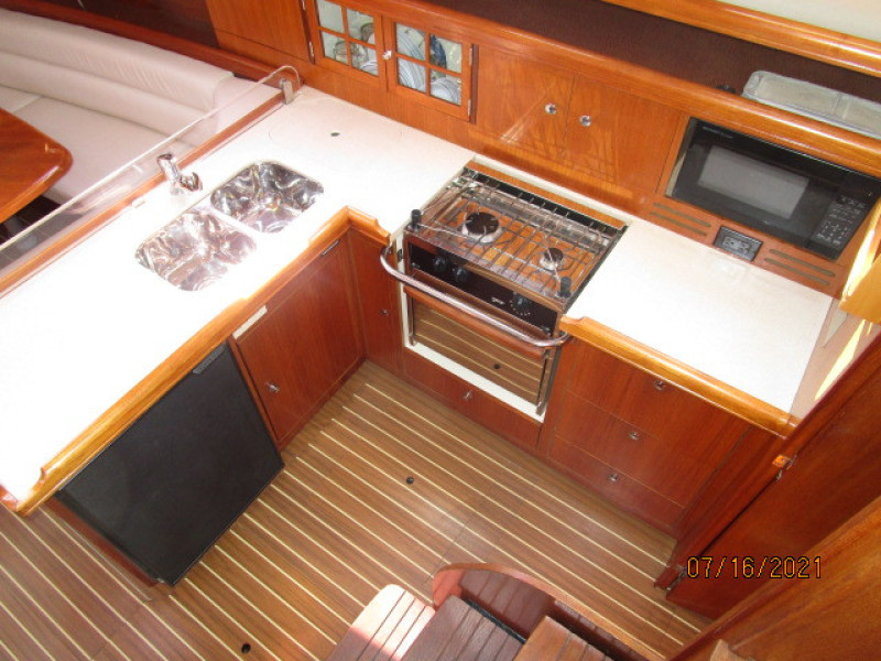 38' Marlow-Hunter galley1