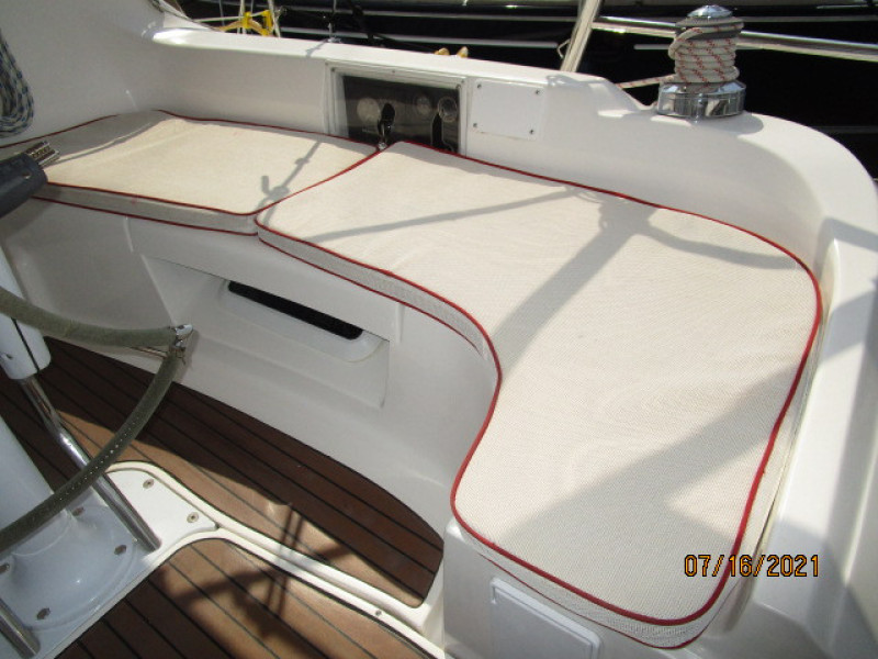38' Marlow-Hunter cockpit starboard seating