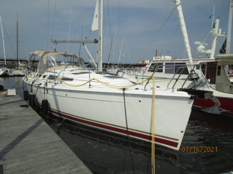 38' Marlow-Hunter starboard forward profile