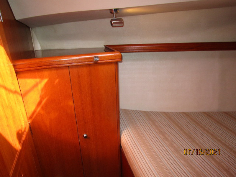 38' Marlow-Hunter guest stateroom port