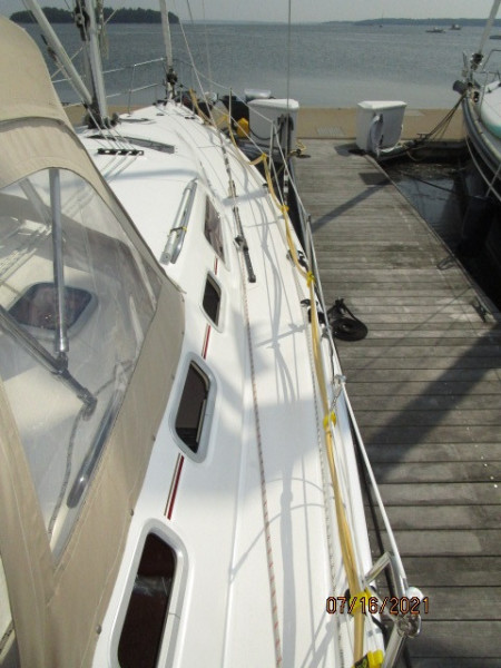 38' Marlow-Hunter starboard side deck2