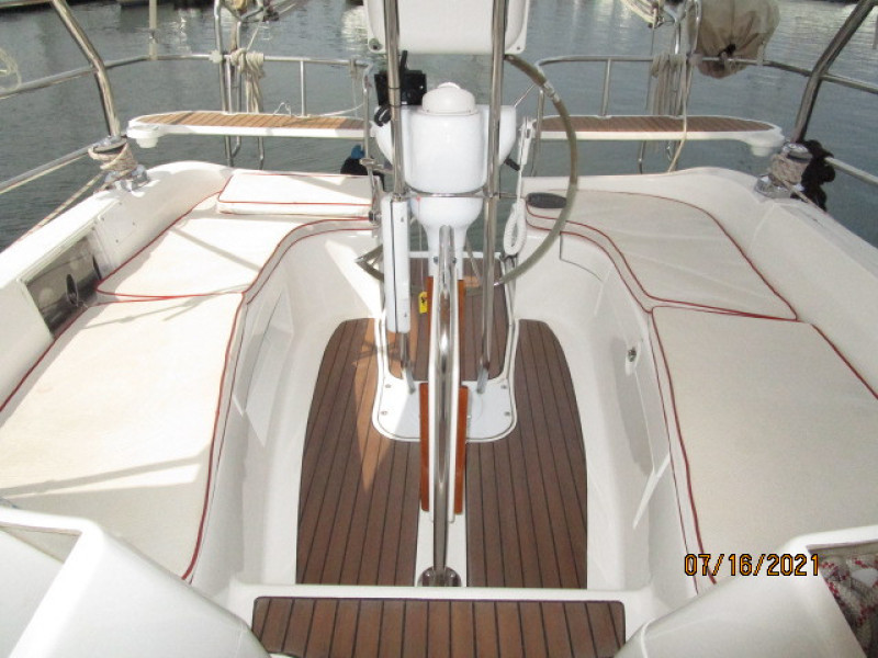 38' Marlow-Hunter cockpit table1