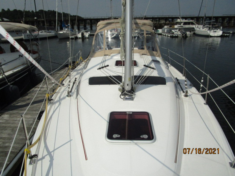 38' Marlow-Hunter foredeck aft