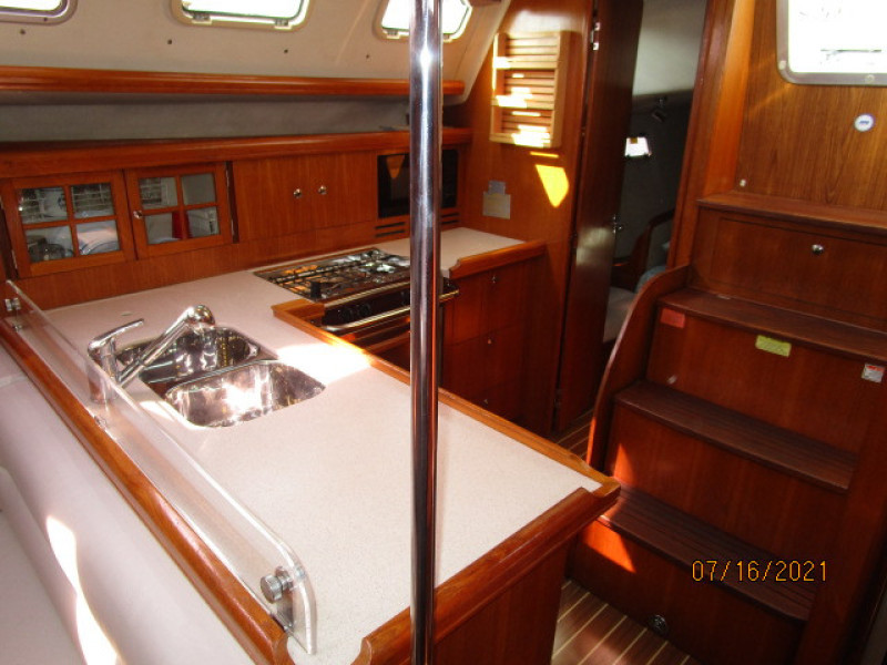 38' Marlow-Hunter galley3