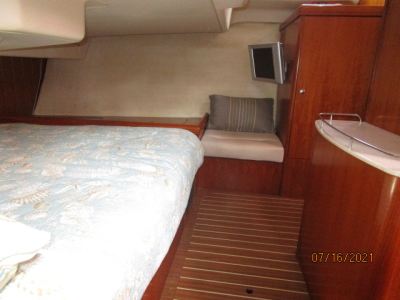 38' Marlow-Hunter master stateroom port