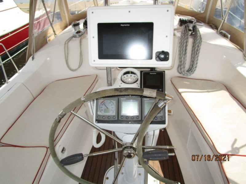 38' Marlow-Hunter cockpit helm