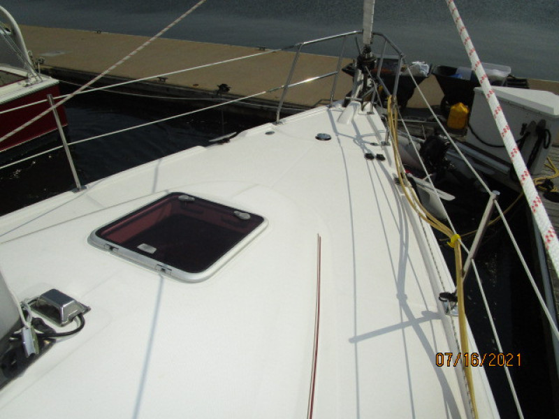 38' Marlow-Hunter foredeck
