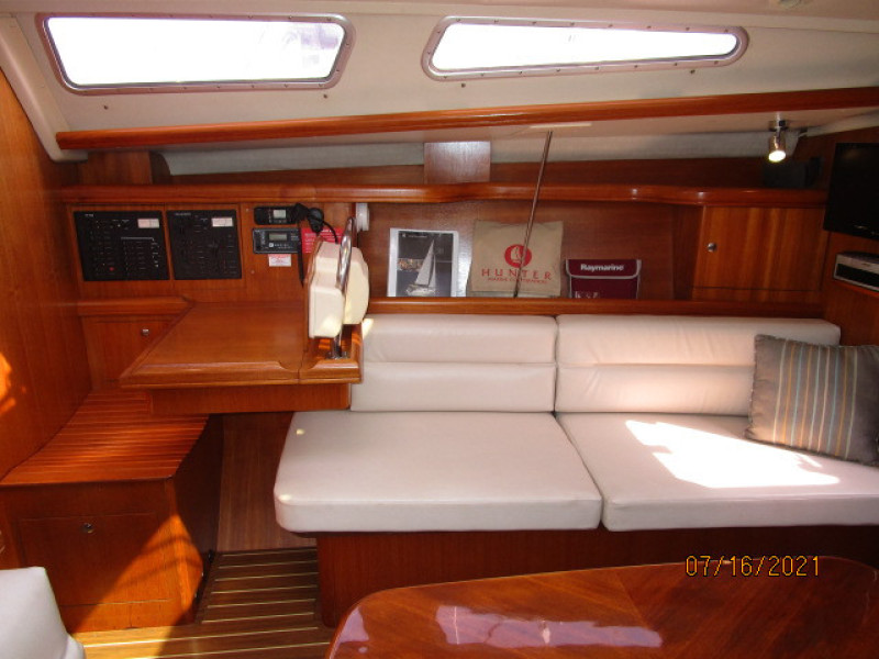 38' Marlow-Hunter salon port