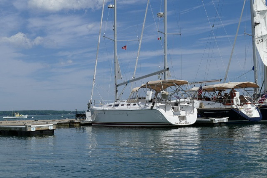 38' Marlow-Hunter port aft profile