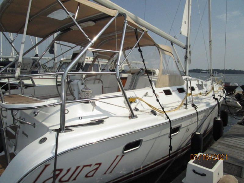 38' Marlow-Hunter starboard aft profile