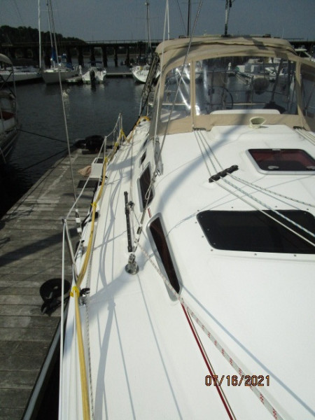 38' Marlow-Hunter starboard side deck1