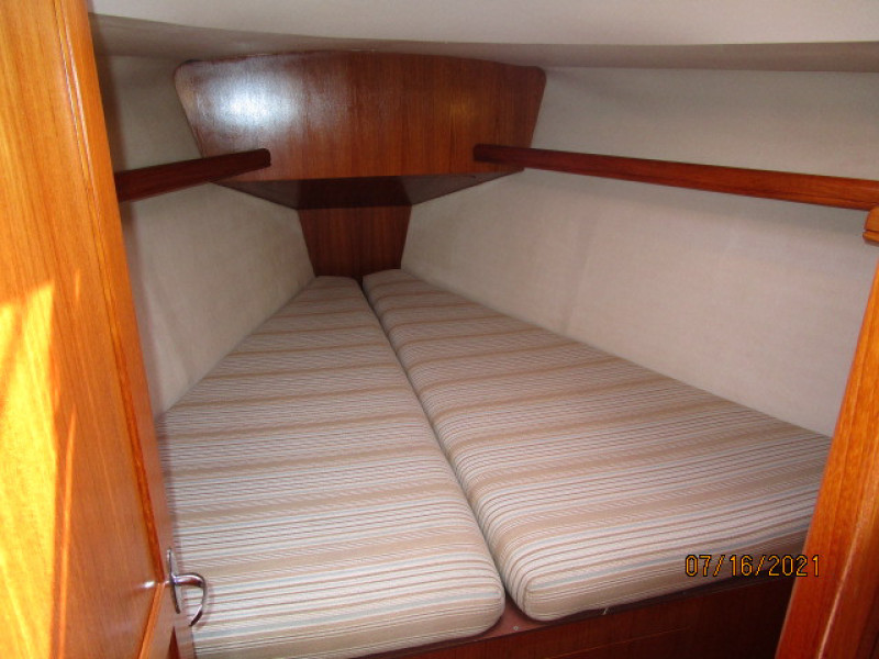 38' Marlow-Hunter guest stateroom