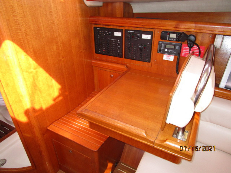 38' Marlow-Hunter nav station