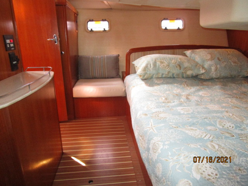 38' Marlow-Hunter master stateroom starboard