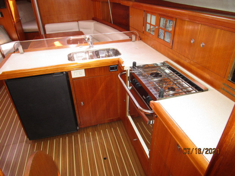 38' Marlow-Hunter galley3
