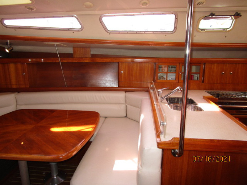 38' Marlow-Hunter salon starboard