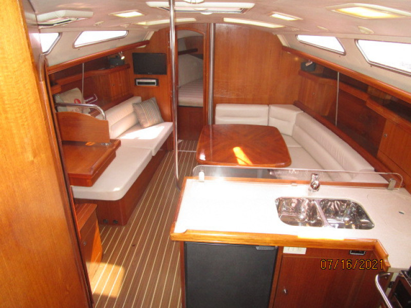 38' Marlow-Hunter salon forward