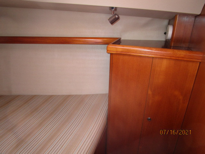 38' Marlow-Hunter guest stateroom starboard
