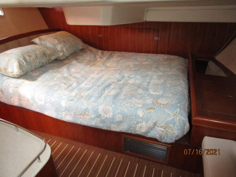 38' Marlow-Hunter master stateroom2