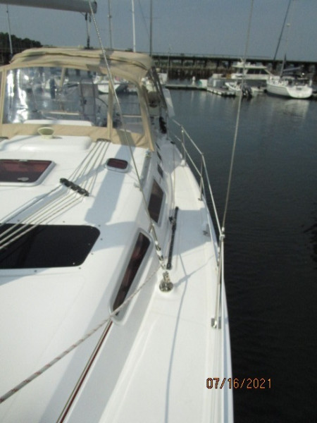 38' Marlow-Hunter port side deck