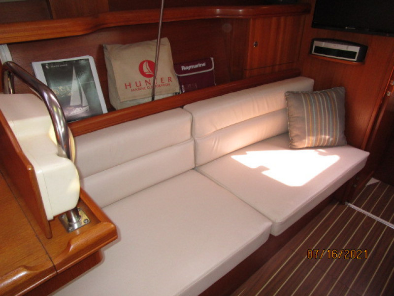 38' Marlow-Hunter salon port forward seating