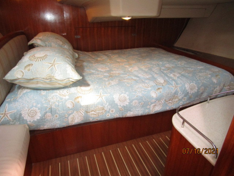 38' Marlow-Hunter master stateroom1