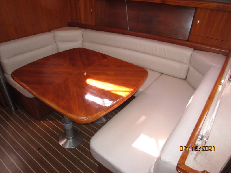38' Marlow-Hunter salon settee