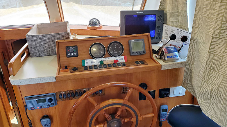 2002 Mainship 390