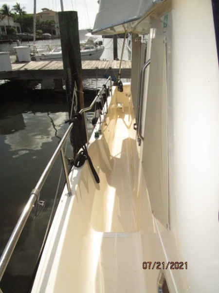 34' Mainship starboard side deck2
