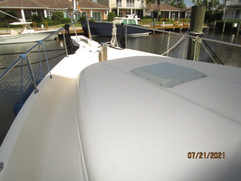 34' Mainship foredeck1