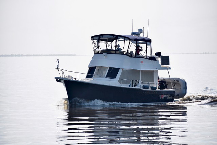 34' Mainship underway