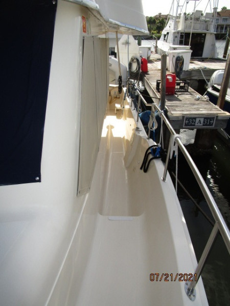 34' Mainship port side deck2