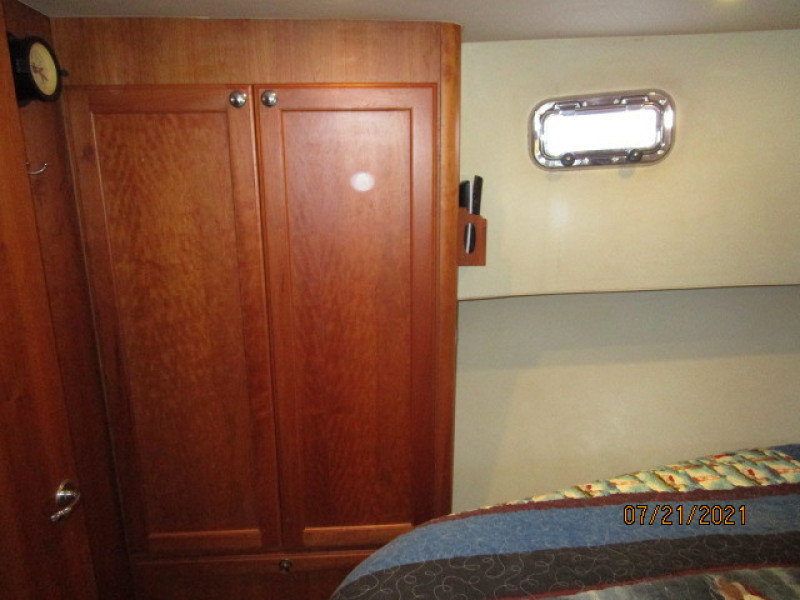 34' Mainship stateroom port