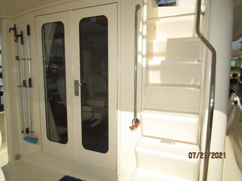 34' Mainship aftdeck forward