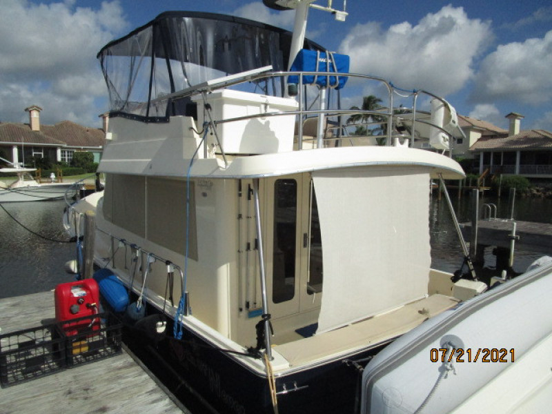 34' Mainship port aft profile