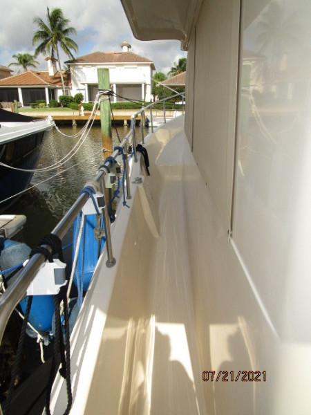 34' Mainship port side deck1