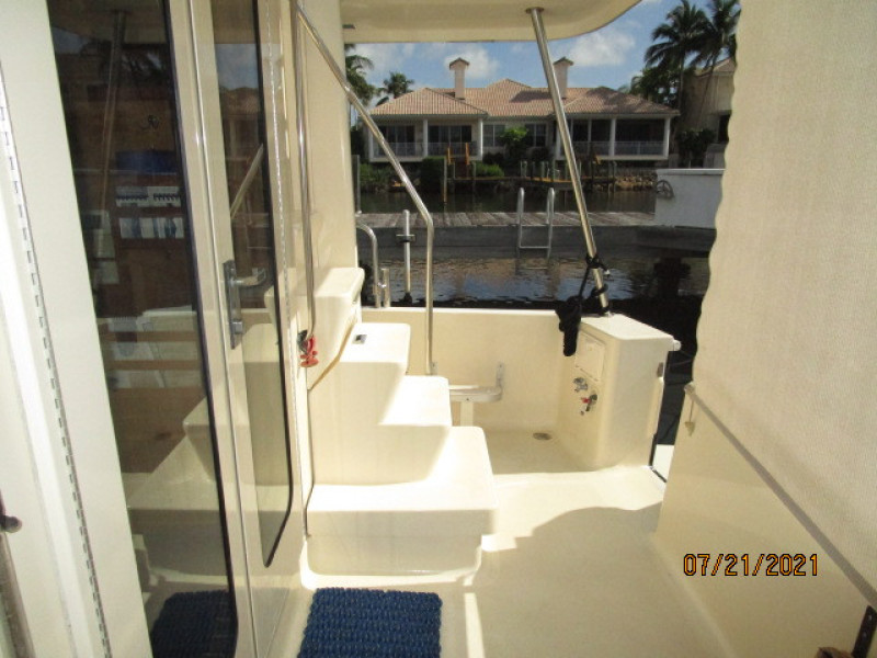 34' Mainship aftdeck starboard