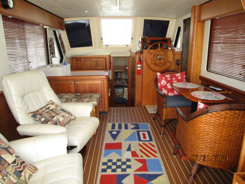 34' Mainship salon forward
