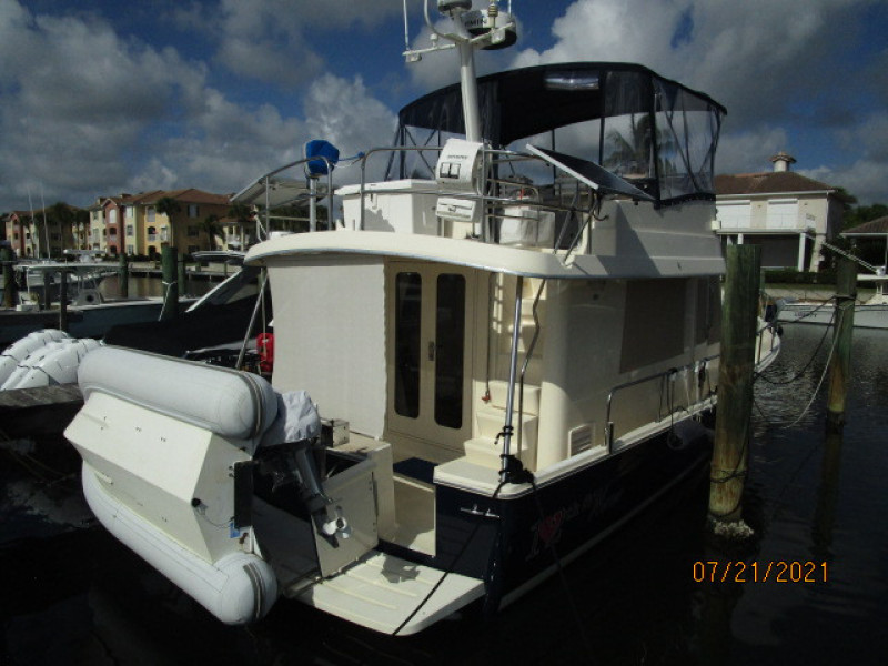 34' Mainship starboard aft profile