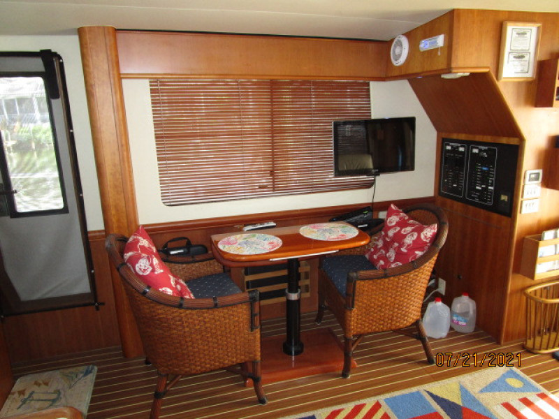 34' Mainship salon starboard