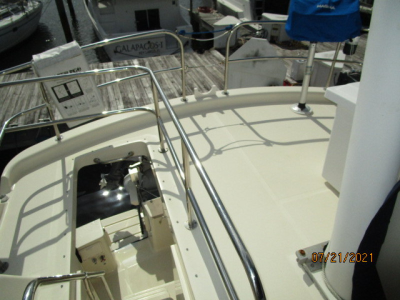 34' Mainship flybridge aft1