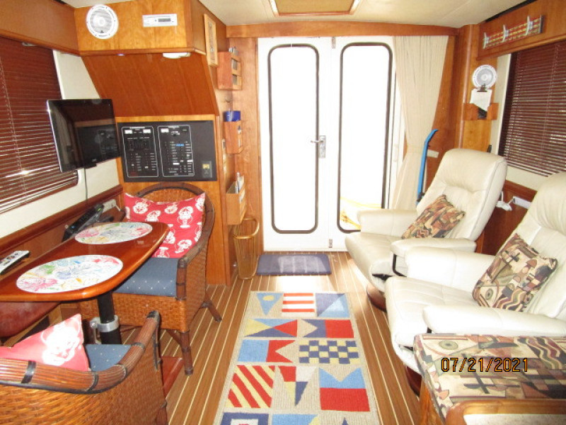 34' Mainship salon aft
