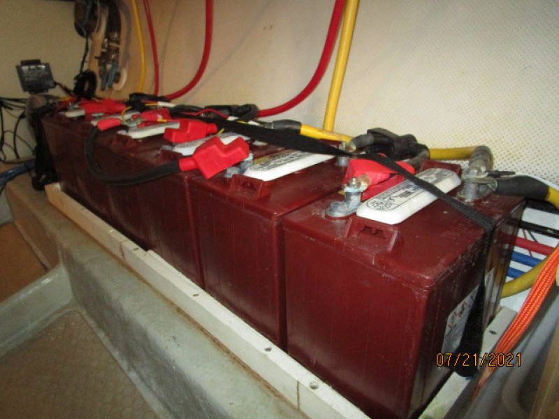 34' Mainship house battery bank