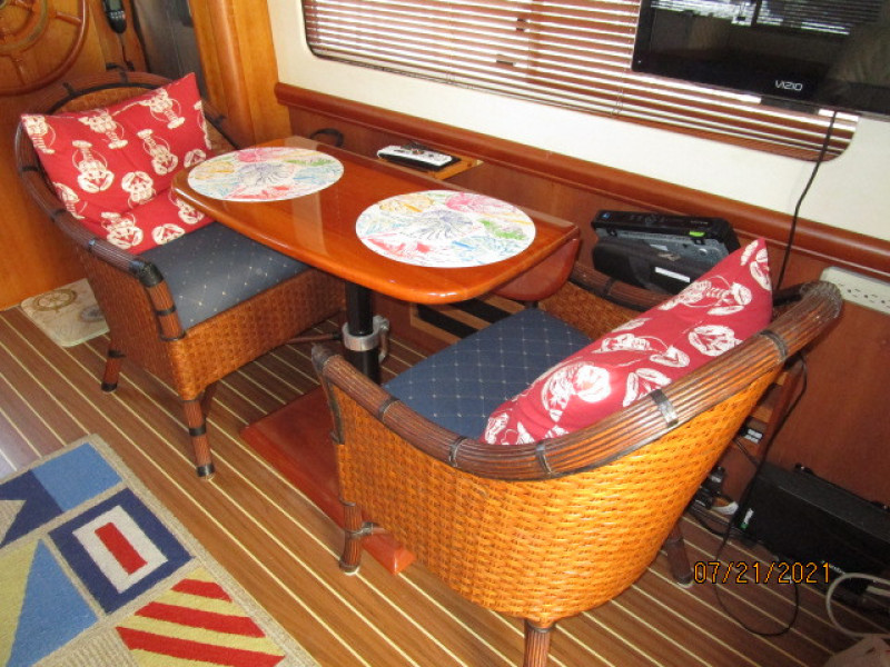 34' Mainship salon starboard seating