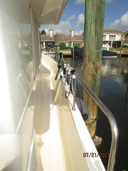 34' Mainship starboard side deck1