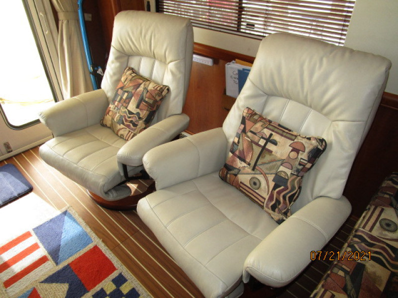 34' Mainship salon port seating1