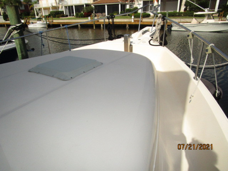 34' Mainship foredeck2