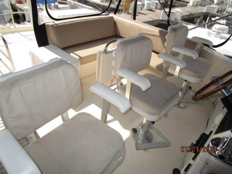34' Mainship flybridge helmseats